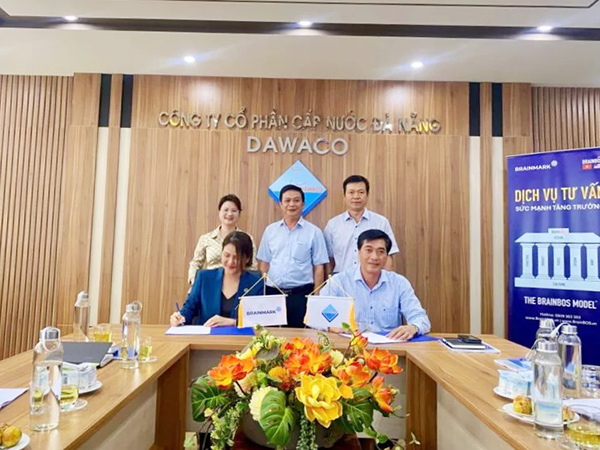 Tổng giám đốc Dawaco Hồ Minh Nam ký kết triển khai dự án “Xây dựng hệ thống đánh giá theo hiệu quả công việc (KPI – BSC)” cùng đại diện BrainMark Việt Nam. 