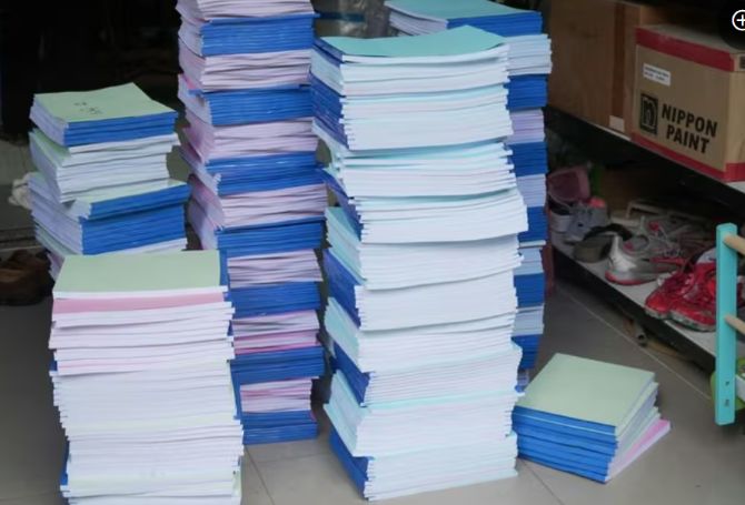 Tang vật thu giữ là những giáo trình photocopy trái phép. Ảnh: Công an Cần Thơ.