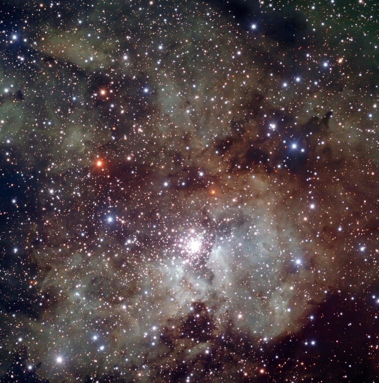 NGC 3603 là một vùng bùng nổ sao nằm cách Mặt trời 22.000 năm ánh sáng, đây là vùng gần nhất thuộc loại này được biết đến trong Ngân hà của chúng ta. Nguồn: ESO
