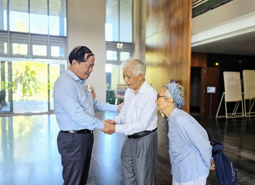 Chủ tịch UBND tỉnh Phạm Anh Tuấn trò chuyện với Giáo sư Trần Thanh Vân và Giáo sư Lê Kim Ngọc.