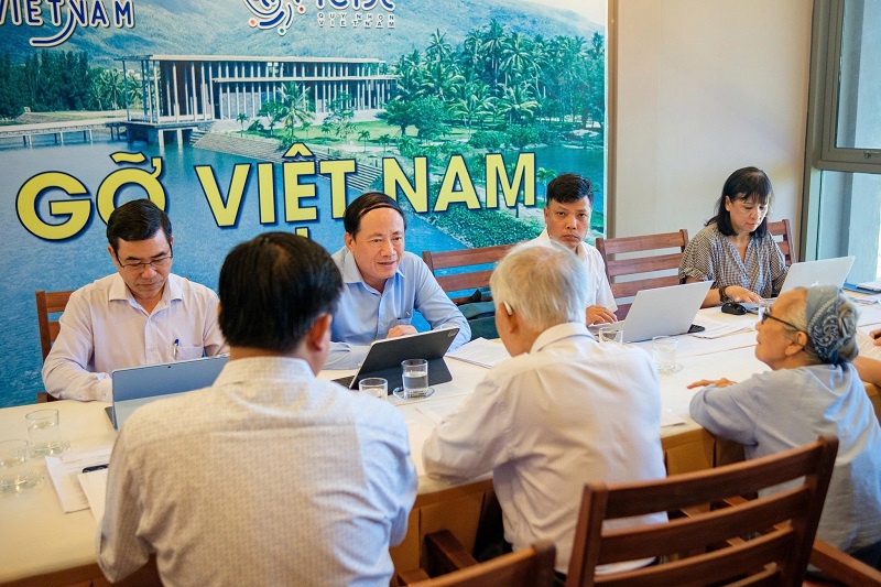 Chủ tịch UBND tỉnh Gia Lai Phạm Anh Tuấn (thứ 2 từ trái sang) làm việc với lãnh đạo Trung tâm ICISE.