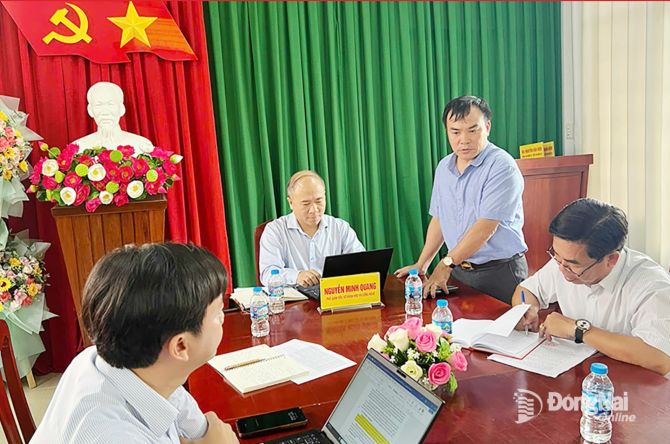 Phó Bí thư Đảng ủy, Chủ tịch UBND xã Phú Hòa Nguyễn Văn Viện chia sẻ ý kiến tại buổi làm việc với đoàn công tác của Sở Khoa học và Công nghệ tỉnh Đồng Nai. Ảnh: Báo Đồng Nai