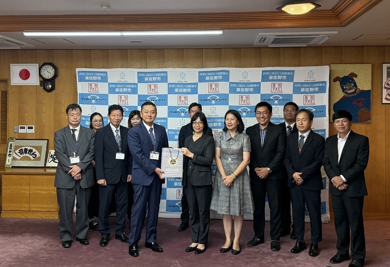 Phó Chủ tịch UBND tỉnh Gia Lai Nguyễn Thị Thanh Lịch tặng quà ông Chiyomatsu Hiroyasu – Thị trưởng thành phố Izumisano.