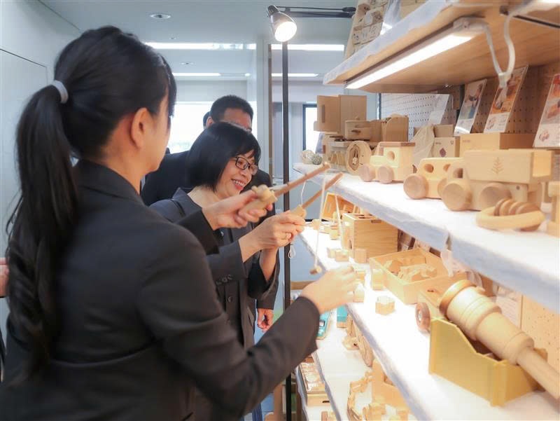 Phó Chủ tịch UBND tỉnh Gia Lai đã đến thăm Công ty Shimizu tại Osaka. 