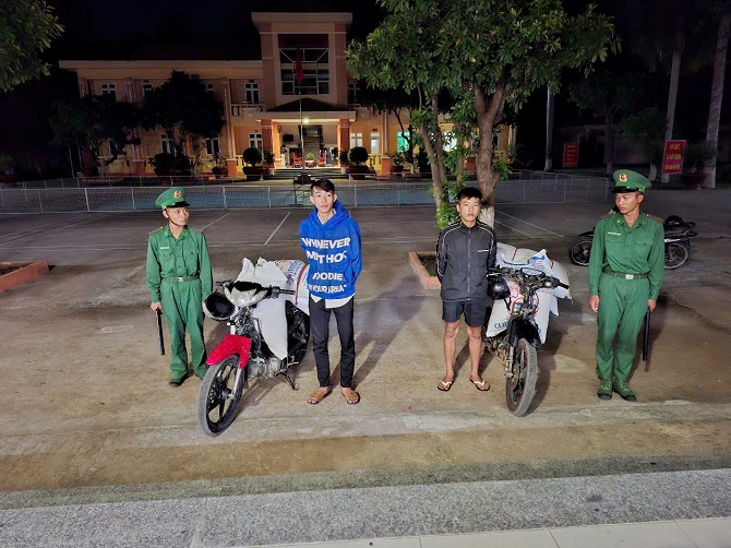 +ảnh 1: Lực lượng Đồn Biên phòng Cầu Muống phát hiện các đối tượng vận chuyển hàng hóa nhập lậu