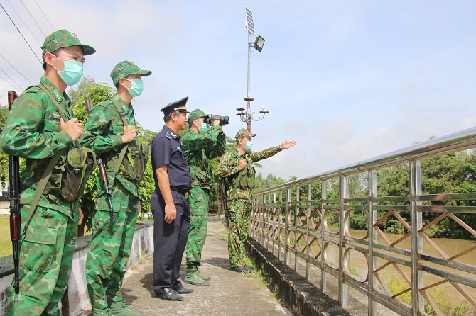 +ảnh 2: Lực lượng Bộ đội biên phòng Đồng Tháp tăng cường tuần tra phòng, chống buôn lậu, gian lận thương mại trên địa bàn