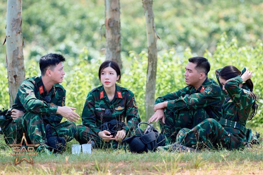 Trang Pháp (thứ 2 từ trái sang) trong chương trình Sao nhập ngũ.