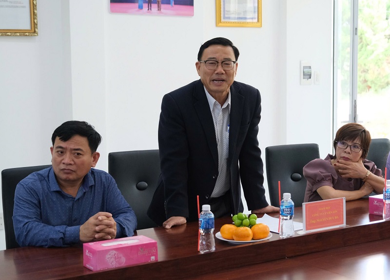Ông Nguyễn Duy Đa – Giám đốc Công ty cổ phần Viên Sơn, báo cáo tình hình sản xuất, kinh doanh với đoàn công tác của Bộ Công Thương.