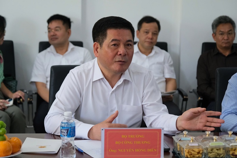 Bộ trưởng Bộ Công Thương Nguyễn Hồng Diên chia sẻ với doanh nghiệp.