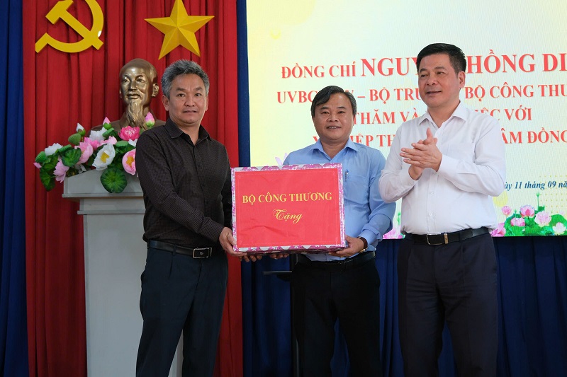 Bộ trưởng Bộ Công Thương tặng quà cho xã Hiệp Thạnh.