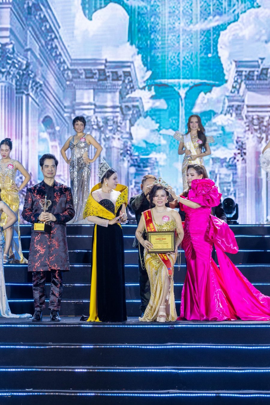 Khoảnh khắc đăng quang của nữ doanh nhân.