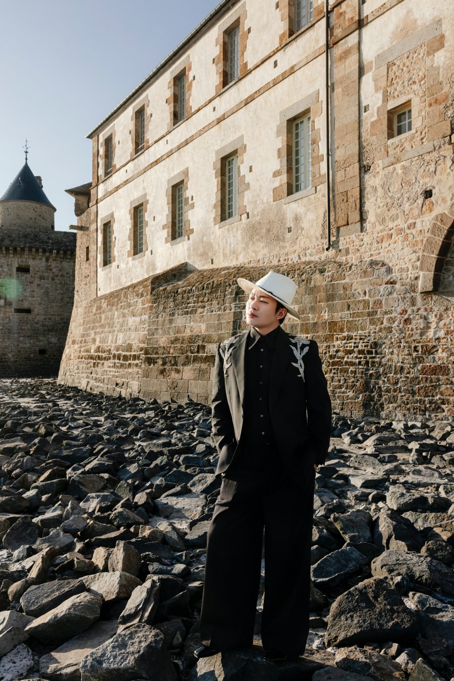 Nam ca sĩ được khen ngày càng hát hay, mặc đẹp.