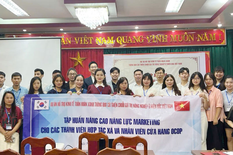 Lớp tập huấn nâng cao năng lực marketing cho các thành viên hợp tác xã và nhân viên cửa hàng OCOP. Ảnh: Báo Thái Nguyên.