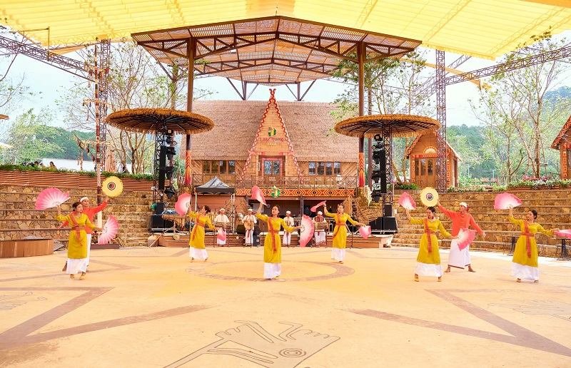 Khảo sát, kết nối sản phẩm du lịch tại khu du lịch Langbiang Land, phường Langbiang - Đà Lạt. 