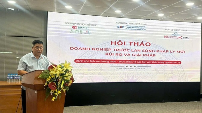 Ông Phạm Minh Hiếu – Phó Tổng Giám đốc Công ty cổ phần Công nghệ chống giả Việt Nam đã chia sẻ về giải pháp truy xuất nguồn gốc đối với sản phẩm hàng hóa dịch vụ. (Ảnh: BÍCH LIÊN)