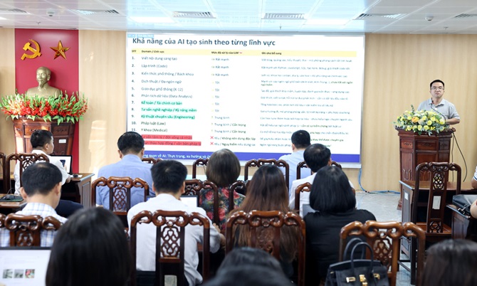 Báo cáo viên của Sở Khoa học và Công nghệ giới thiệu tổng quan về công cụ AI. 