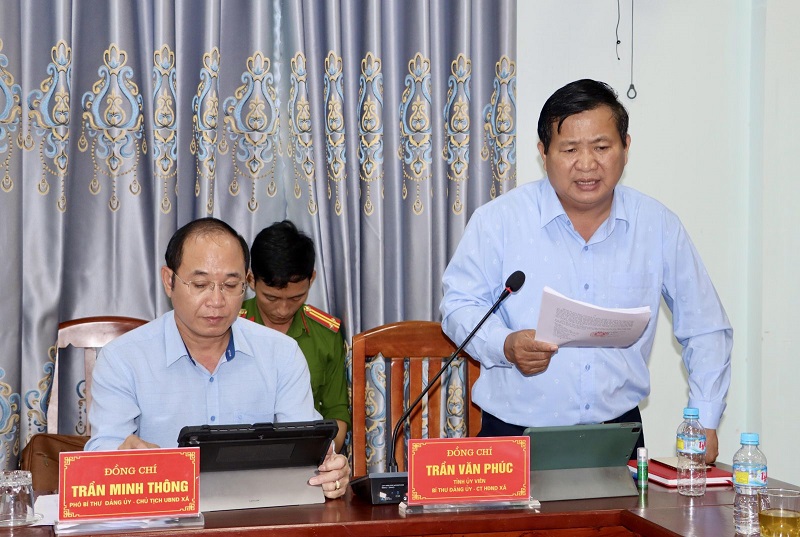 Ông Trần Văn Phúc - Bí thư Đảng ủy xã Phù Mỹ Đông, báo cáo tại buổi làm việc.