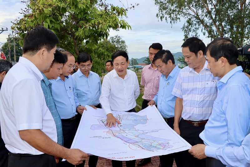 Chủ tịch UBND tỉnh Phạm Anh Tuấn (người đứng giữa) khảo sát các tuyến đường kết nối qua địa bàn xã Phù Mỹ Đông