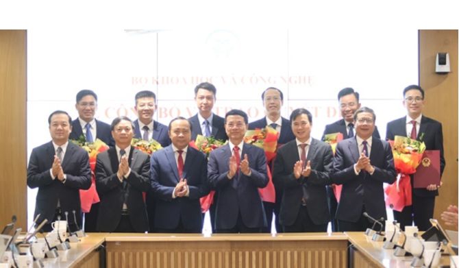 Lãnh đạo Bộ KH&CN chụp ảnh lưu niệm với các cán bộ được điều động, bổ nhiệm. Ảnh: Trung tâm truyền thông KH&CN