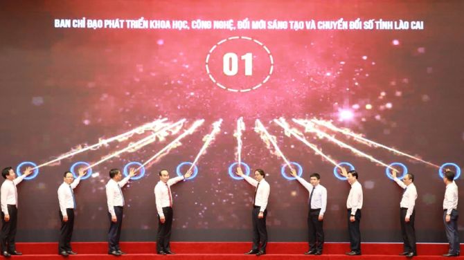 Các đại biểu thực hiện nghi lễ bấm nút phát động Phong trào "Bình dân học vụ số" ngày 21/5/2025 khởi động phong trào trên địa bàn tỉnh Lào Cai. Ảnh: Tạp chí Diễn đàn Doanh nghiệp.