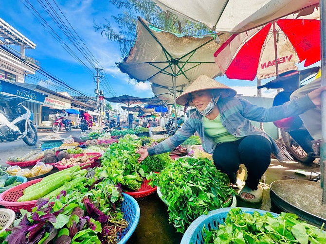 Chị Thạch Thị Ngọc Thuận, tiểu thương rau củ quả tại chợ Trà Vinh