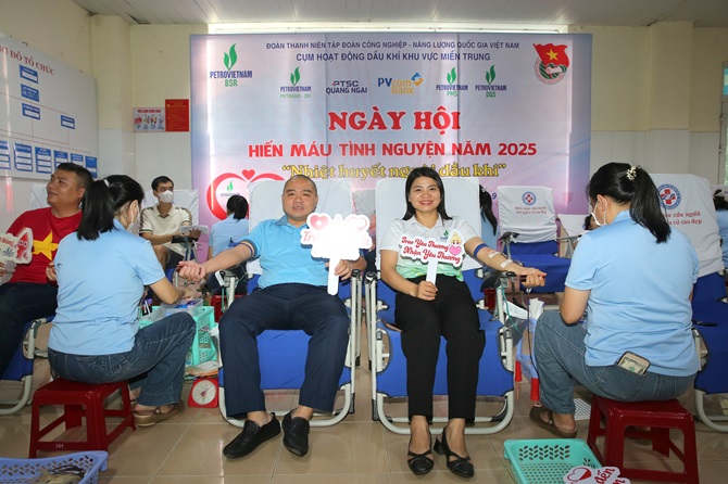 Nhiều cặp vợ chồng cùng nhau hiến máu