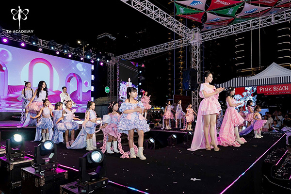 San khấu Pink Beach lan toả thông điệp về biển Đà Nẵng.