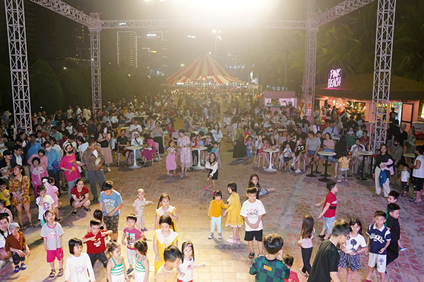 Các chương trình tổ chưc tại sân khấu Pink Beach đều thu hút đông đảo khán giả.