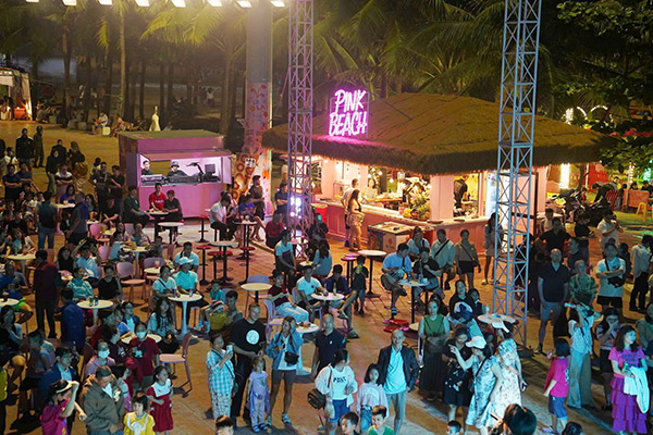 Với sức chứa hơn 10.000 người, Pink Peach là sân khấu ngoài trời duy nhất tại Đà Nẵng, đủ tầm tổ chức các hoạt động cộng đồng quy mô lớn.
