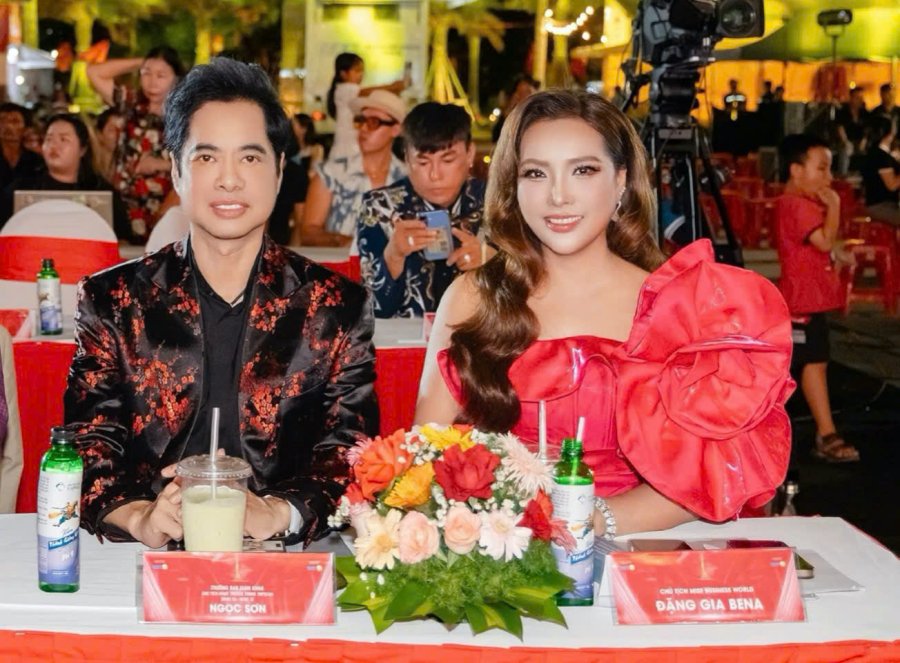Chủ tịch và danh ca Ngọc Sơn.
