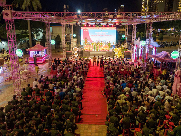 Sân khấu PINK BEACH ở trung tâm Công viên Biển Đông.
