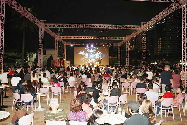 Thưởng thức ẩm thực đặc sắc tại sân khấu PINK BEACH ở một trong sáu bãi biển hấp dẫn nhất hành tinh.