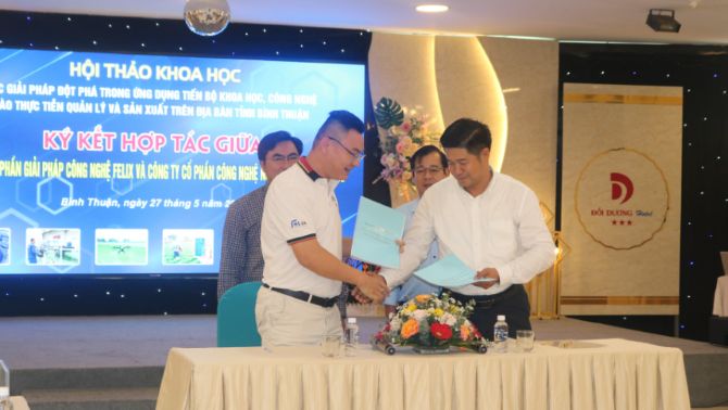 Đại diện Công ty Cổ phần Công nghệ Nông nghiệp EDEN HUB (bên phải) ký kết hợp tác với sàn thương mại điện tử Felix (TP Hồ Chí Minh) về ứng dụng KH & CN, chuyển đổi số trong nông nghiệp. Ảnh: Báo Lâm Đồng