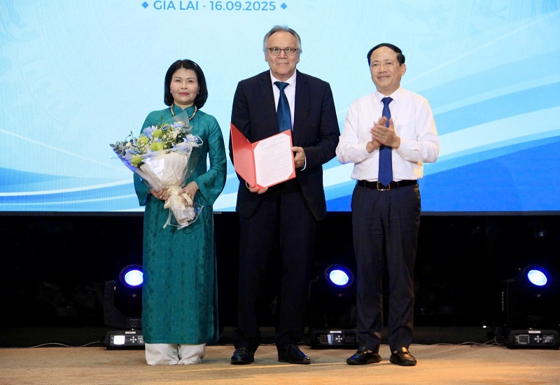 Chủ tịch UBND tỉnh Phạm Anh Tuấn trao Quyết định phê duyệt kết quả mời quan tâm của nhà đầu tư đăng ký tham gia thực hiện dự án Trung tâm đào tạo và phát triển nguồn nhân lực năng lượng tái tạo cho Tập đoàn GEO (CHLB Đức) và Công ty TNHH O-DOOR Việt Nam.