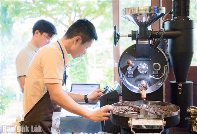 Nguồn nhân lực về rang xay cà phê đang thiếu trầm trọng.