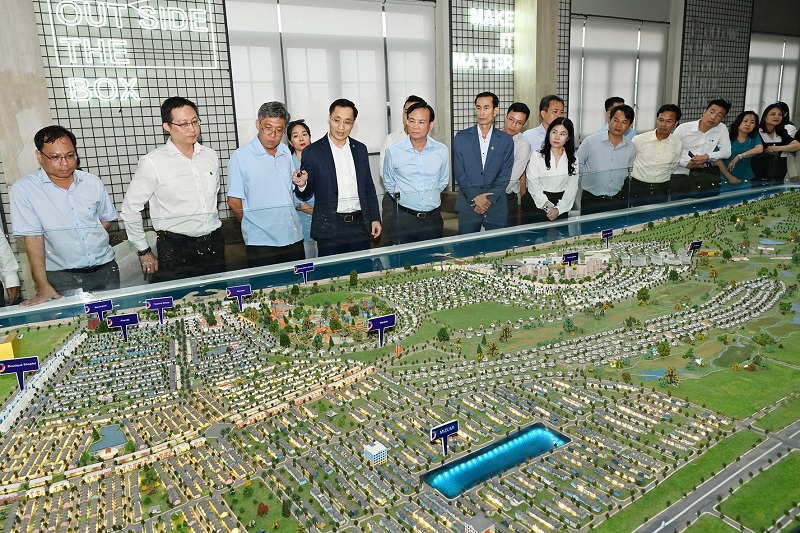 Chủ tịch UBND tỉnh Lâm Đồng Hồ Văn Mười (thứ 5 từ trái sang) cùng đoàn công tác kiểm tra, khảo sát dự án tổ hợp khu du lịch Thung Lũng Đại Dương