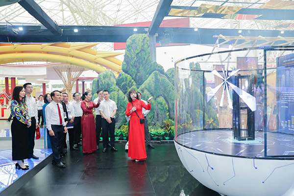 Giới thiệu với khách tham quan không gian trưng bày "Đà Nẵng – Chào kỷ nguyên mới”.