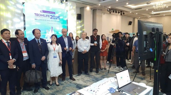 Các đại biểu tham quan các sản phẩm công nghệ tại Tech4Life 2025