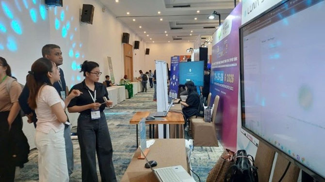 Các đại biểu tham quan các sản phẩm công nghệ được trưng bày tại Tech4Life 2025