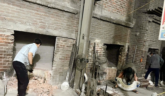 Làng nghề Mẫn Xá tự nguyệt tháo dỡ lò đốt, lò tái chế kim loại.(Ảnh Internet)