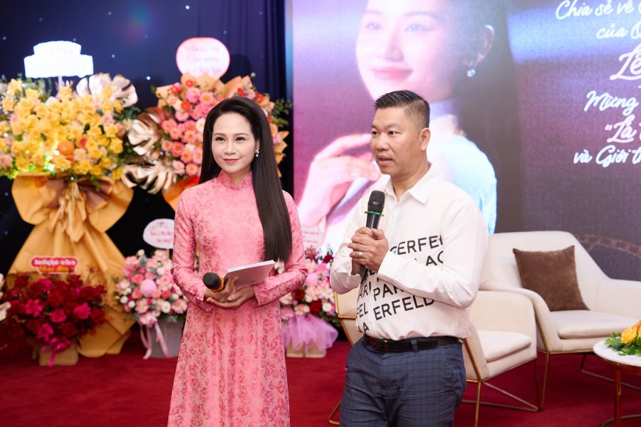 Nhà báo Nguyễn Vọng Ngàn (áo trắng)