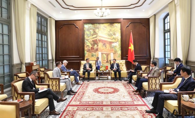 Bộ trưởng Nguyễn Mạnh Hùng tiếp ông Julien Guerrier, Đại sứ đặc mệnh toàn quyền của EU tại Việt Nam.