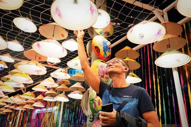Du khách Nga thích thú với nhiều sản phẩm du lịch ở Nha Trang - Ảnh: TTO