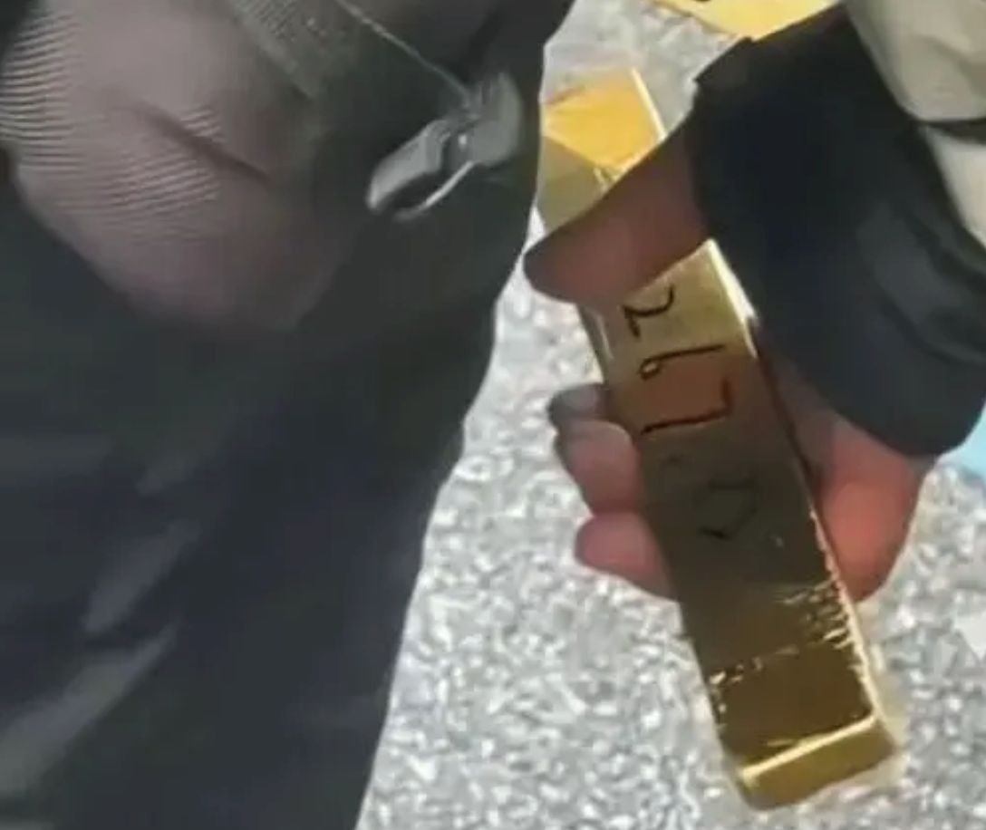 Thỏi vàng được nam shipper giao nộp cho cảnh sát giao thông. Ảnh cắt từ clip do cư dân mạng Trung Quốc quay được.