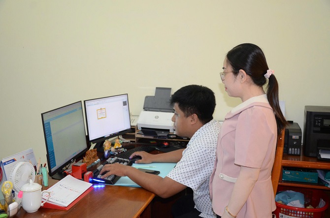 1/ Cán bộ Hội Nông dân tỉnh Cà Mau quản lý văn bản, hồ sơ công việc bằng hệ thống quản lý văn bản điện tử, chữ ký số.