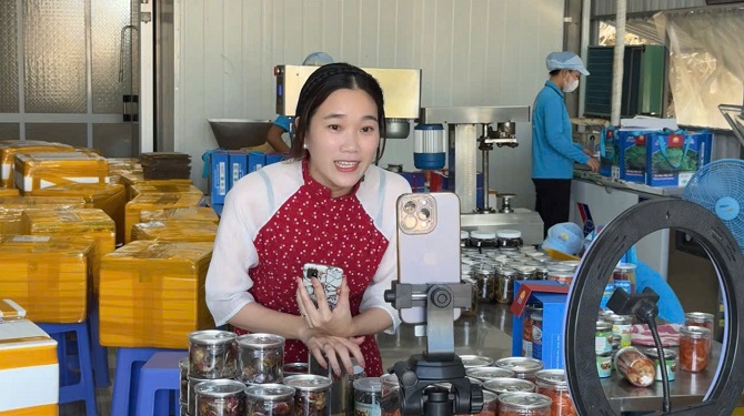 2/ Livestream bán hàng trực tiếp trên các nền tảng mạng xã hội, Hợp tác xã Ba khía Đầm Dơi ngày càng mở rộng thị trường, gia tăng đơn hàng.