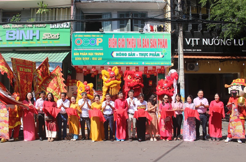 Các đại biểu thực hiện nghi thức cắt băng khai trương điểm giới thiệu và bán sản phẩm OCOP Bình Định – Gia Lai.