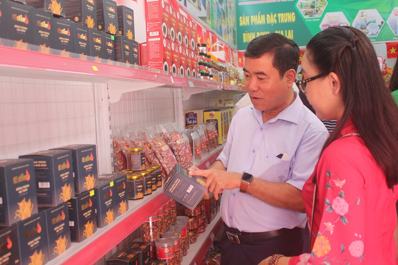 Ông Nguyễn Hữu Hà - Phó Giám đốc Sở KH&CN tỉnh Gia Lai, tham quan cửa hàng.