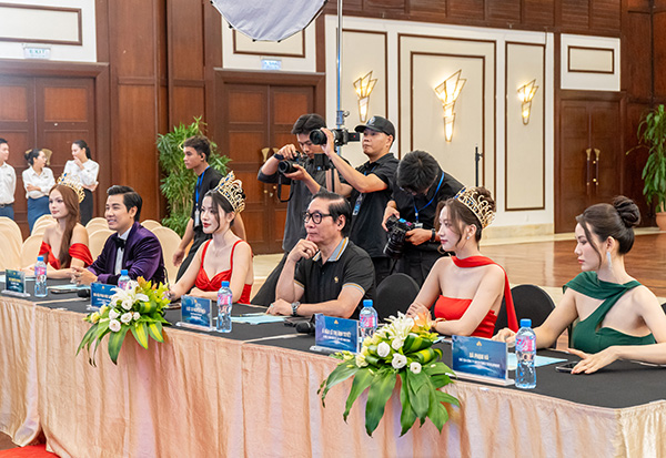 Ban giám khảo vòng sơ khảo cuộc thi Hoa hậu Du lịch Việt Nam 2026 khu vực miền Trung - Tây Nguyên.