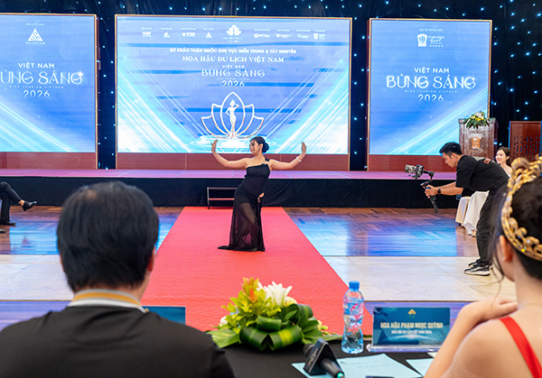 Các thí sinh thể hiện sự chuẩn bị kỹ lưỡng và bản lĩnh của mình thông qua các phần thi: giới thiệu bản thân, phỏng vấn trực tiếp và trình diễn catwalk. 